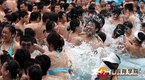 7月18日，泳池内挤满了体验冲浪的武汉市民。