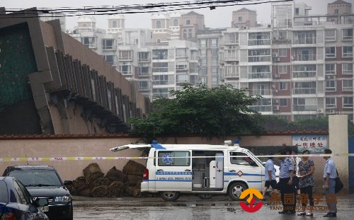 上海13层在建住宅楼整体倒塌 一装修工死亡(图)