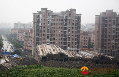 上海13层在建住宅楼整体倒塌 一装修工死亡(图)