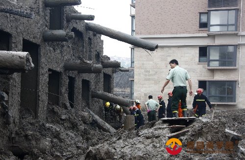 上海13层在建住宅楼整体倒塌 一装修工死亡(图)