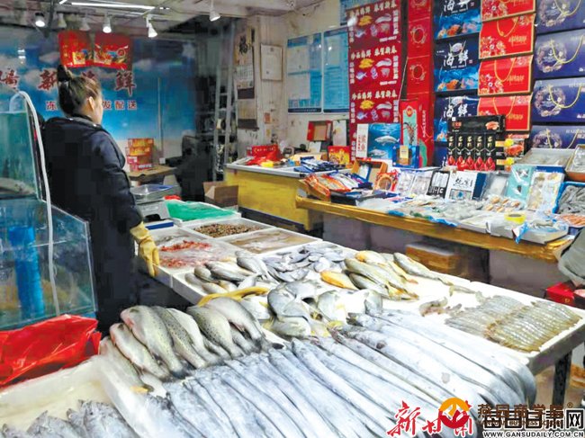 记者探营兰州年货市场 最新鲜的“情报”在这里