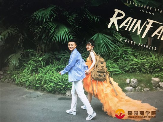 荥经90后情侣推迟婚期投入抗疫：一人是警察一人是护士