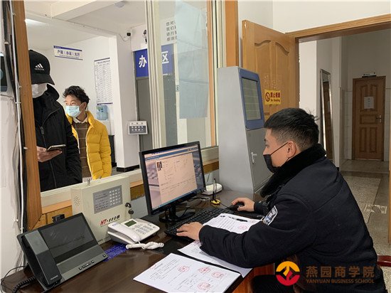 荥经90后情侣推迟婚期投入抗疫：一人是警察一人是护士