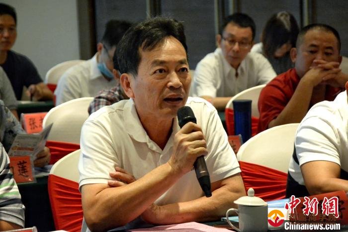 有利机械设备(福建)有限公司董事长、台商蔡震学在现场提问并发表感言。　龚雯 摄